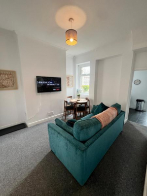 4 Double Bedrooms, Superb for large groups! Barry Island House Sleeps 8 Dog Friendly Family with Garden Space and Breakfast Included